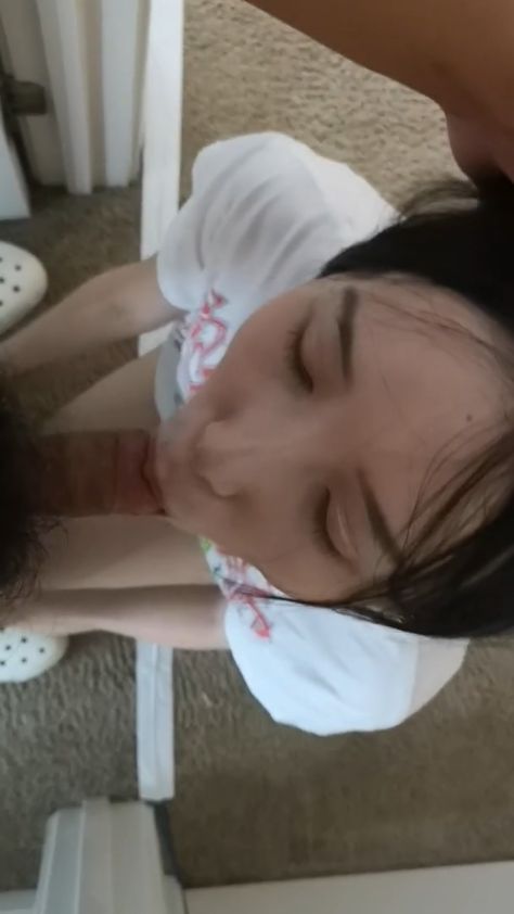 Gái xinh bú cu